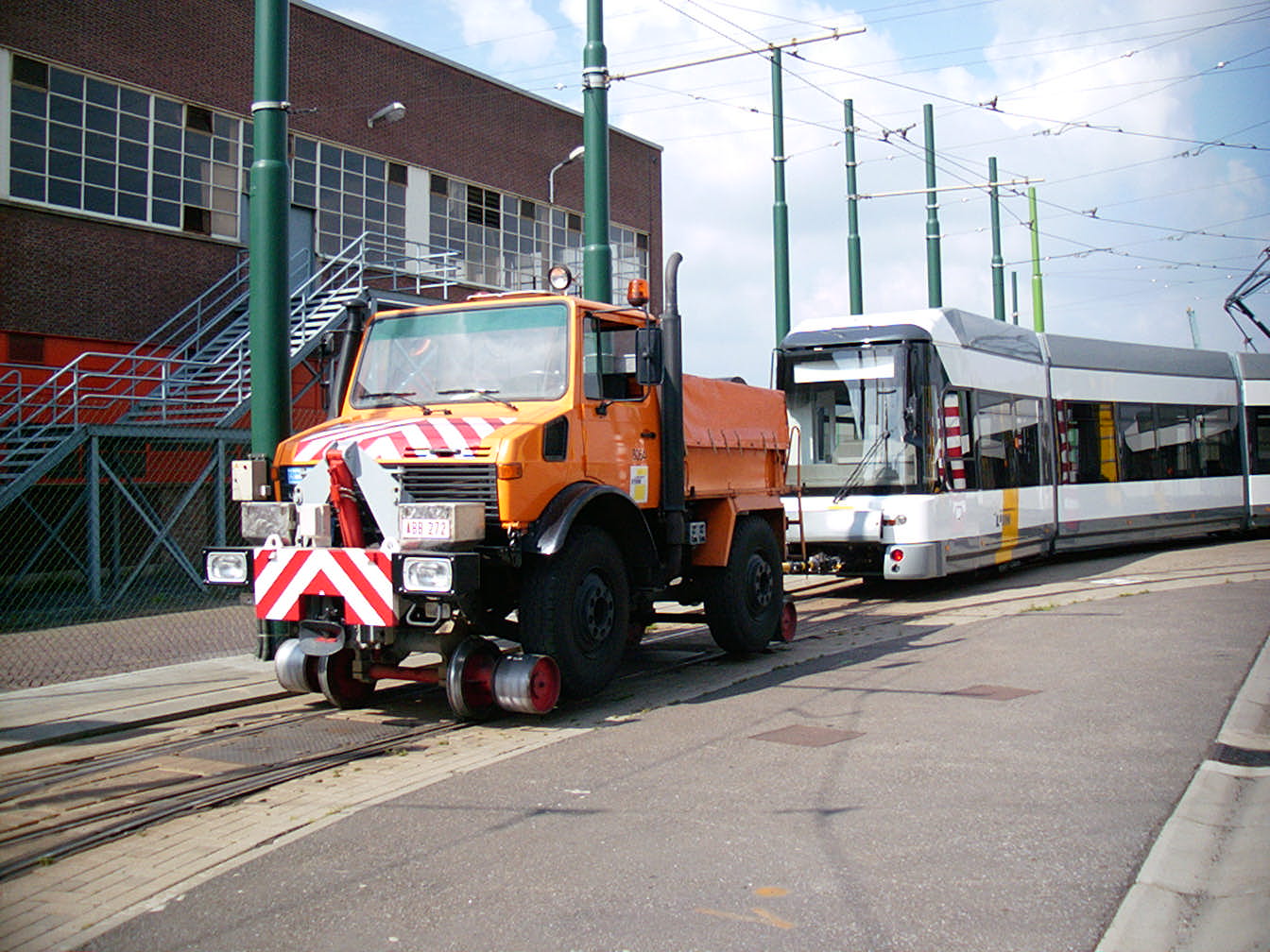 Unimog-U1400-met-tram